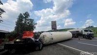 Truk tangki tanpa muatan ini menghantam 2 mobil dan 2 sepeda motor.