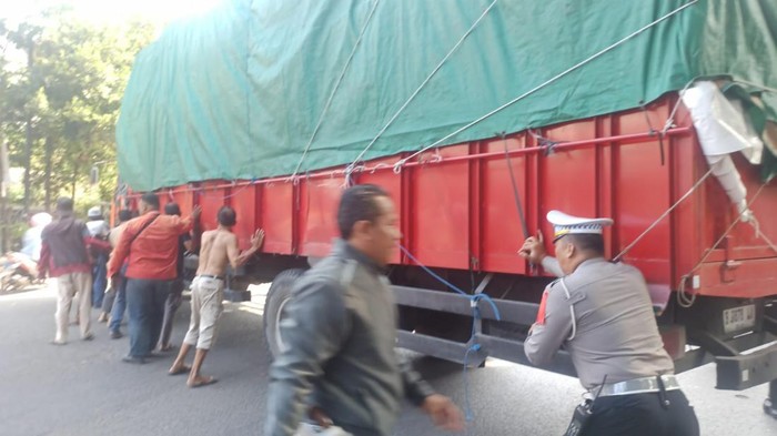 Truk Tronton Mogok Saat Putar Arah, Lalin Simpang Talang Bogor Sempat Macet