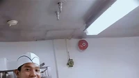 Adalah Ngurah Molog, seorang seniman asal Bali yang memiliki karya menarik dari hasil ukiran pada buah dan sayuran. Foto: TikTok @ngurah.molog