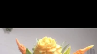 Seperti pada ukiran buah semangka yang satu ini. Satu buah semangka dihias dengan berbagai detail berbentuk bunga. Foto: TikTok @ngurah.molog