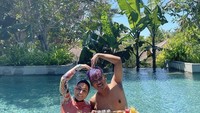 Pasangan suami istri yang harmonis ini juga kerap tampak mesra. Ini momen liburan mereka di Bali dan menikmati floating breakfast di sebuah resort. Foto: Instagra @king_uyakuya