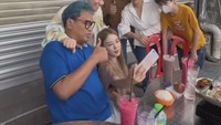 Saat berkunjung ke Malaysia beberapa waktu lalu, Uya dan Astrid juga tak lupa kulineran. Mereka mengunjungi Alor yang memiliki pusat kuliner dan mencoba beragam hidangan. Foto: Instagra @king_uyakuya