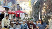 Uya dan keluarga juga kerap kulineran di Amerika. Seperti momen yang dibagikan berikut ini, mereka tampak di sebuah restoran sambil menikmati sarapan. Foto: Instagra @king_uyakuya