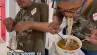Ketika berada di Amerika, Uya kerap membeli masakan Indonesia. Fotonya ini menunjukkan momennya saat menikmati pempek dan tekwan. Foto: Instagra @king_uyakuya
