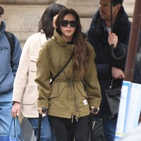 Sementara kaki kirinya memakai pelindung, kaki kanan Victoria dibalut sepatu mahal rancangan desainer. Ibu empat anak itu hanya memakai sebelah high heels dari brand Alaia yang harganya mencapai 860 poundsterling atau sekitar Rp 17 juta. Foto: GC Images/Marc Piasecki