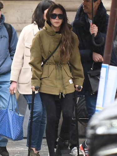 Victoria Beckham Victoria Beckham tiba di Paris untuk Paris Fashion Week memakai tongkat.
