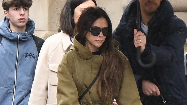Foto Victoria Beckham Cedera Kaki, Pakai Sepatu Rp 17 Juta Cuma Sebelah
