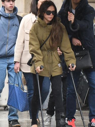 Victoria Beckham Victoria Beckham tiba di Paris untuk Paris Fashion Week memakai tongkat.