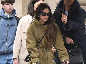 Foto Victoria Beckham Cedera Kaki, Pakai Sepatu Rp 17 Juta Cuma Sebelah