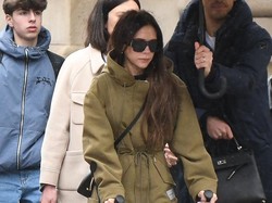 Foto Victoria Beckham Cedera Kaki, Pakai Sepatu Rp 17 Juta Cuma Sebelah