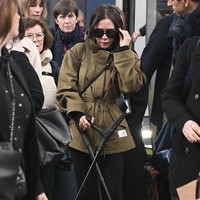 Mengenai kakinya yang cedera, Victoria Beckham sempat mengaku terjatuh saat di gym pada awal Februari 2024 ini. Victoria ketika itu mengunggah kondisi kakinya yang tengah dikompres dengan es batu. Foto: GC Images/Marc Piasecki