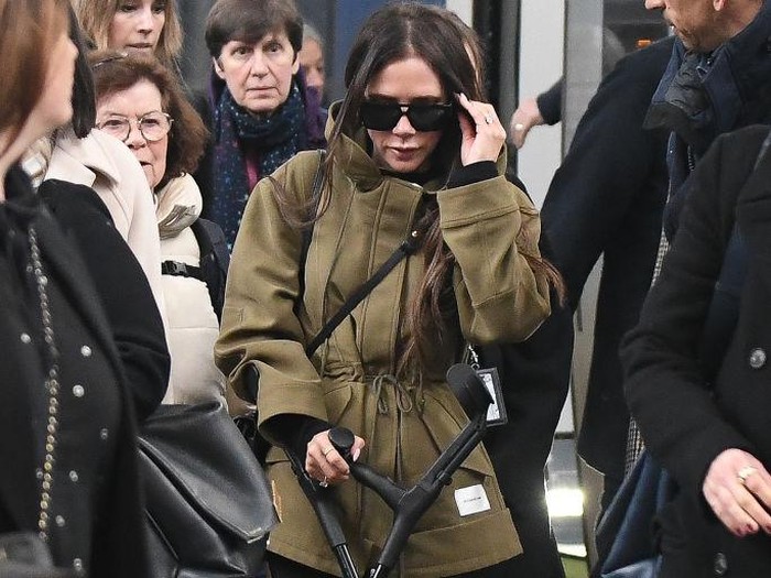 Victoria Beckham tiba di Paris untuk Paris Fashion Week memakai tongkat.