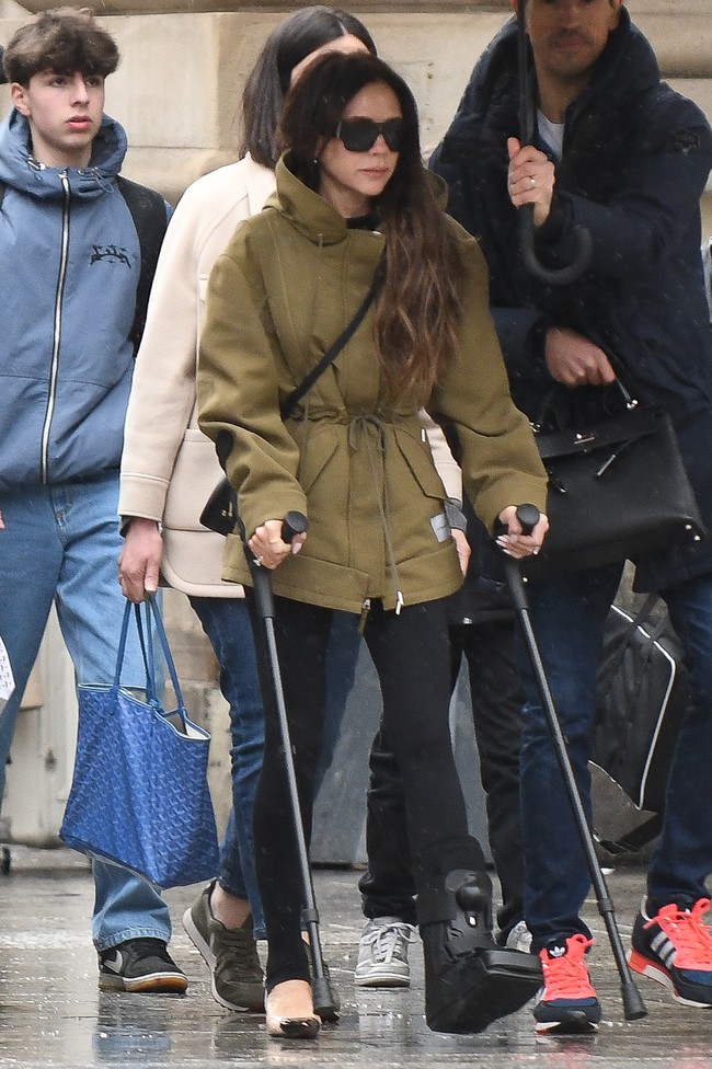 Victoria datang tak bersama David Beckham atau salah satu anaknya saat tiba di Paris. Tampak seorang asisten pria membawakan tas Hermes milik desainer 49 tahun itu. Foto: Marc Piasecki/GC Images