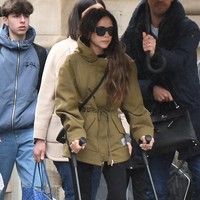 Victoria datang tak bersama David Beckham atau salah satu anaknya saat tiba di Paris. Tampak seorang asisten pria membawakan tas Hermes milik desainer 49 tahun itu. Foto: Marc Piasecki/GC Images
