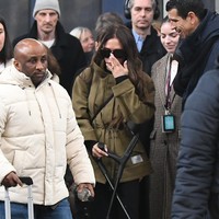 Personel Spice Girls yang juga populer sebagai desainer itu terlihat menggunakan dua kruk saat tiba di Prancis jelang fashion show di Paris Fashion Week. Foto: Marc Piasecki/GC Images