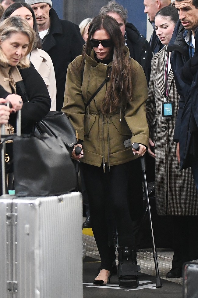 Victoria Beckham memakai kruk karena mengalami cedera kaki. Istri David Beckham itu tampak mengenakan sepatu pelindung di kaki kirinya saat tiba di Stasiun Gare du Nord, Paris, pada Senin (26/2/2024).  Foto: Marc Piasecki/GC Images