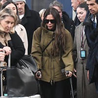 Victoria Beckham memakai kruk karena mengalami cedera kaki. Istri David Beckham itu tampak mengenakan sepatu pelindung di kaki kirinya saat tiba di Stasiun Gare du Nord, Paris, pada Senin (26/2/2024).  Foto: Marc Piasecki/GC Images
