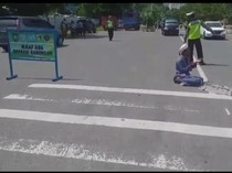 Kesal Ditilang, Pria Ini Berdoa di Tengah Jalan Minta Polisi Kena Azab