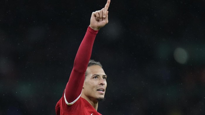 Liverpools Virgil van Dijk celebrates after scoring his sides first goal during the English League Cup final soccer match between Chelsea and Liverpool at Wembley Stadium in London, Sunday, Feb. 25, 2024. (AP Photo/Alastair Grant)