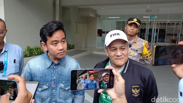 Wali Kota Solo Gibran Rakabuming Raka dan Presiden Direktur PT Putra Sleman Sembada (PT PSS) Gusti Randa di Stadion Manahan, Solo, Selasa (27/2/2024).