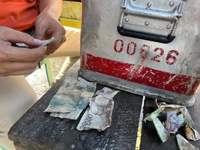 Warga Kampung Talisayan berbondong-bodong datang ke layanan penukaran uang dari Tim Ekspedisi Rupiah Berdaulat (ERB) Bank Indonesia. Warga Kampung Talisayan berbondong-bodong datang ke layanan penukaran uang dari Tim Ekspedisi Rupiah Berdaulat (ERB) Bank Indonesia.