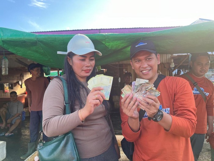 Warga Kampung Talisayan berbondong-bodong datang ke layanan penukaran uang dari Tim Ekspedisi Rupiah Berdaulat (ERB) Bank Indonesia.