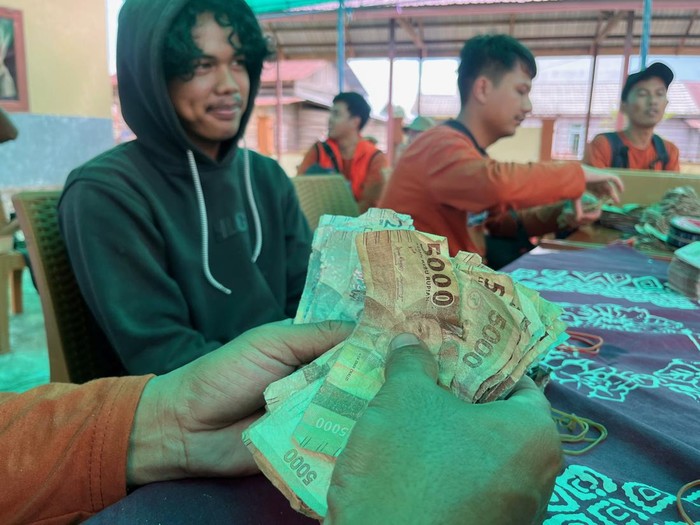 Warga Kampung Talisayan berbondong-bodong datang ke layanan penukaran uang dari Tim Ekspedisi Rupiah Berdaulat (ERB) Bank Indonesia.
