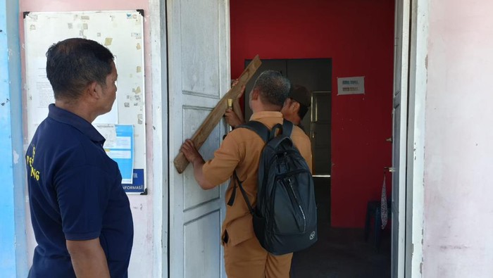 Warga membuka segel kantor desa yang disegel Sekdes di Banggai.