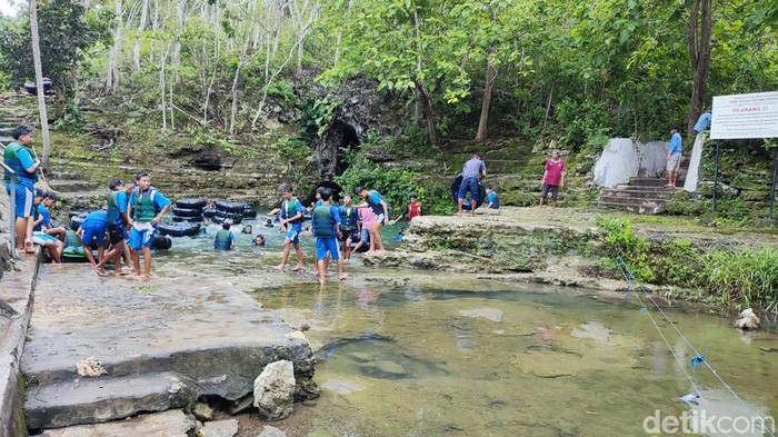 Wisatawan bermain di kawasan Gua Pindul, Selasa (27/2/2024).