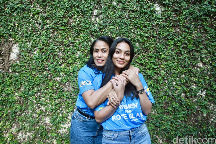 Linda Adoe dan Irma Rihi, cast dari film Women From Rote Island.