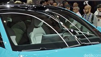 Xiaomi memamerkan mobil listrik mereka di MWC Barcelona 2024.