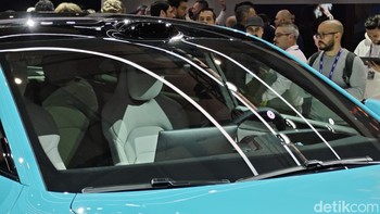 Interior Xiaomi SU7 dilihat dari luar. Foto: Agus Tri Haryanto/detikINET