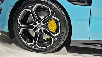 Lebih dekat melihat velg Xiaomi SU7. Foto: Agus Tri Haryanto/detikINET