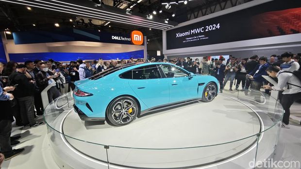 Xiaomi memamerkan mobil listrik mereka di MWC Barcelona 2024.