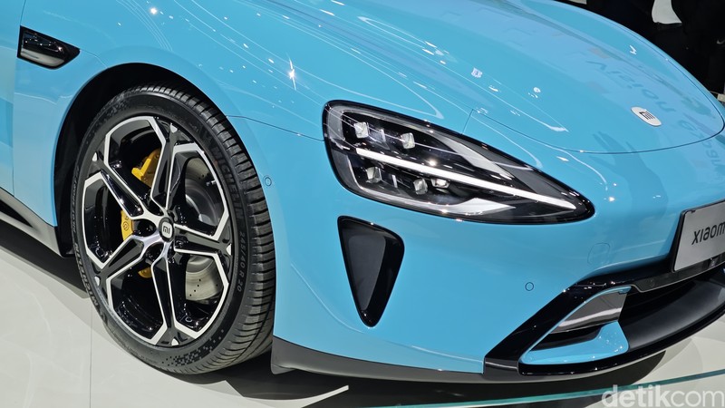 Xiaomi memamerkan mobil listrik mereka di MWC Barcelona 2024.