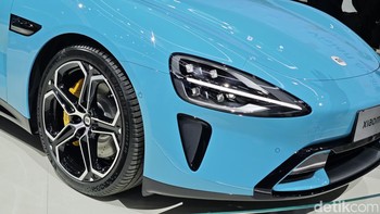 Xiaomi SU7 tampak sporty dan gagah dengan velg besarnya. Foto: Agus Tri Haryanto/detikINET