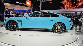 Booth Xiaomi di MWC 2024 Barcelona, pengunjung langsung terpesona dengan Xiaomi SU7. Foto: Agus Tri Haryanto/detikINET