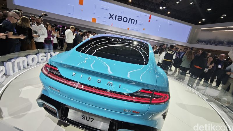 Xiaomi memamerkan mobil listrik mereka di MWC Barcelona 2024.