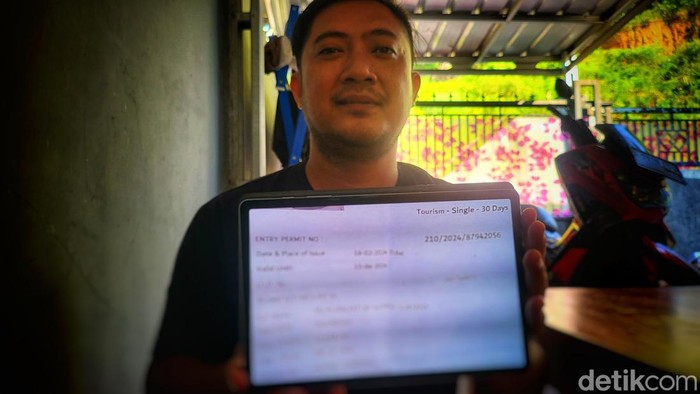 Zulkifli memperlihatkan copy visa milik K, perempuan asal Palabuhanratu yang dipekerjakan ilegal di Abu Dhabi