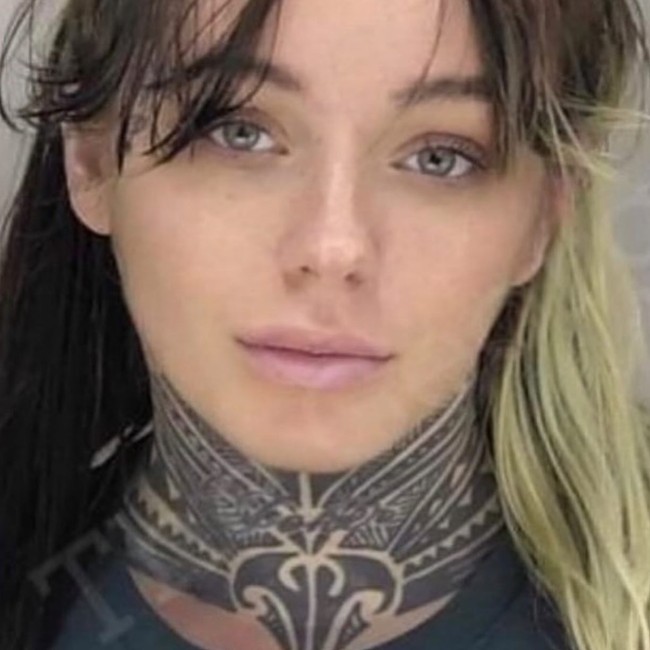 Saat ditangkap fotonya pun diambil di kantor polisi. Ketika itu potretnya diunggah oleh akun Instagram Mugshawty. Setelah itu, Abbie langsung kebanjiran follower sebelum menyadari dirinya jadi terkenal. Foto: Instagram @buffmommyab