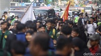 Aksi mahasiswa tersebut terkait fenomena sosial politik beberapa pekan terakhir seperti kenaikan harga-harga sembako.