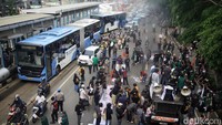 Akibat aksi ini, kendaraan melambat dari arah Rawamangun menuju jalan Pramuka karena massa aksi hanya menyisakan 2 lajur jalan.