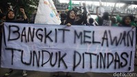 Dalam aksinya, mahasiswa terlihat membawa sejumlah atribut seperti poster.