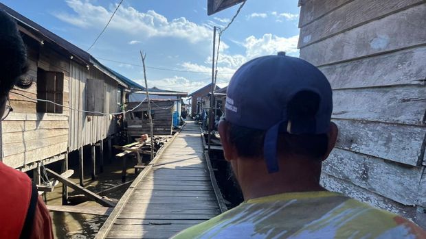 Agus merupakan seorang pria paruh baya yang berprofesi sebagai nelayan di Kampung Talisayan.