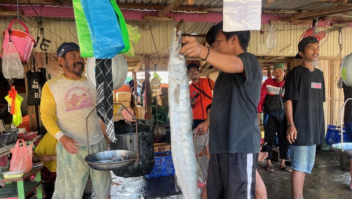 Agus merupakan seorang pria paruh baya yang berprofesi sebagai nelayan di Kampung Talisayan.