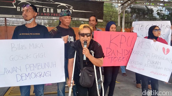 Aksi demo di dekat KPU Kabupaten Klaten tuntut Pilpres ulang, Rabu (28/2/2024).