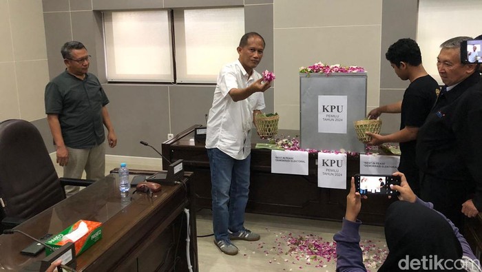 Aksi taburi kotak suara dengan bunga oleh Forum Cik Di Tiro, di Kampus UII, Jalan Cik Di Tiro, Kota Jogja, Rabu (28/2/2024).
