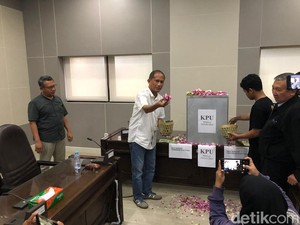 Forum Cik Di Tiro Gelar Aksi Tabur Bunga Kotak Suara