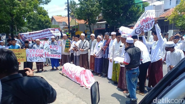 Aksi unjuk rasa kiai dan santri yang tergabung dalam KPPJ di depan Kantor KPU Sampang.