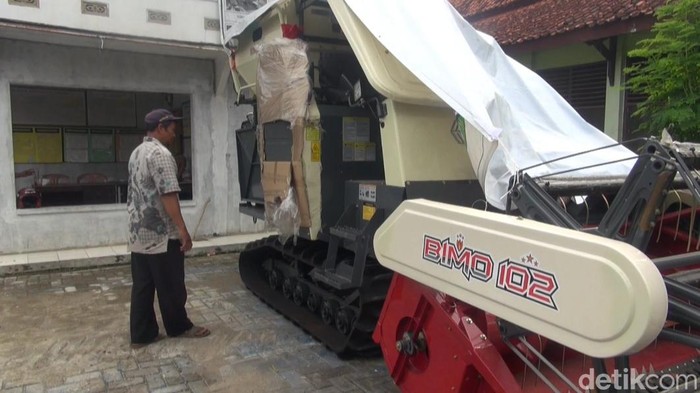 Alat mesin pertanian yang diberikan Kementan kepada kelompok tani di Subang.